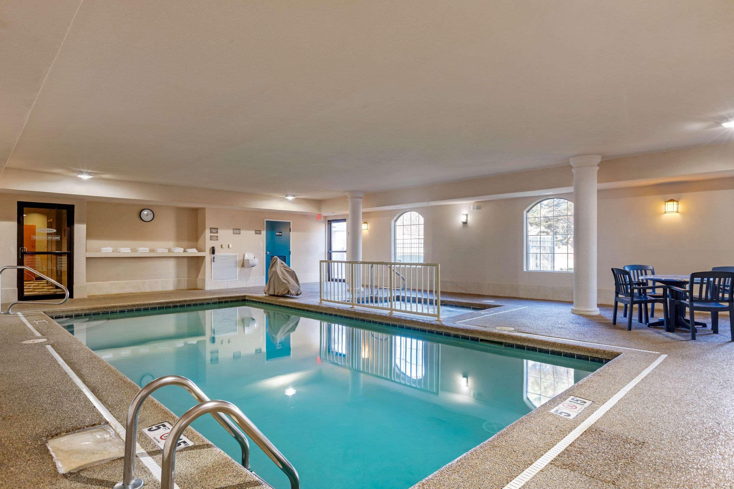 Comfort Suites Stevensville - St Joseph Exteriör bild